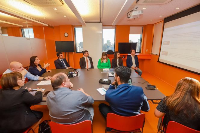 O governador do Pará, Helder Barbalho, assinou, na tarde desta segunda-feira (27), em São Paulo, um acordo de cooperação técnica com o Instituto Lemann, para formar lideranças escolares da rede estadual de ensino. O acordo não prevê ônus para o Estado do Pará e tem como foco o desenvolvimento do programa “Gestão Pública”. 

FOTO: MARCO SANTOS / AGÊNCIA PARÁ
DATA: 27.05.2019
SÃO PAULO - SP <div class='credito_fotos'>Foto: Marco Santos / Ag. Pará   |   <a href='/midias/2019/originais/a2a1891a-93cf-4583-ba6c-d761bc8c67cd.jpg' download><i class='fa-solid fa-download'></i> Download</a></div>