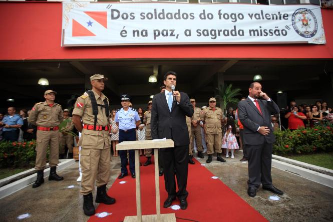 O governador Helder Barbalho empossou, na tarde desta sexta-feira (11), em Belém, o novo comandante-geral do Corpo de Bombeiros do Pará, Coronel QOBM Hayman Apolo Gomes de Souza, que também assumiu a coordenação da Defesa Civil Estadual. Até então, o Coronel Hayman – que tem 49 anos de idade e 26 anos de serviços prestados ao Corpo de Bombeiros – exercia a função de diretor de serviços técnicos da corporação.  

FOTO: THIAGO GOMES/ AG. PARÁ
DATA: 12.01.2019
BELÉM - PARÁ <div class='credito_fotos'>Foto: Thiago Gomes /Ag. Pará   |   <a href='/midias/2019/originais/a2c42ed7-decd-4cd9-a40f-8f8988a6cf4d.jpg' download><i class='fa-solid fa-download'></i> Download</a></div>