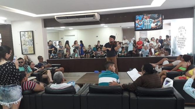 O Grupo de Trabalho de Humanização (GTH) do Hospital Jean Bitar (HJB), em Belém, antecipou a Páscoa para colaboradores, usuários, acompanhantes e visitantes, ao surpreender a todos que circulavam no ambiente, durante todo o dia de ontem (18), com apresentação musical do violonista Mauro Coutinho, na área de Recepção. <div class='credito_fotos'>Foto: ASCOM HJB   |   <a href='/midias/2019/originais/a2db2c19-4fc0-48b1-917a-7a9ca5a5d2e0.jpg' download><i class='fa-solid fa-download'></i> Download</a></div>