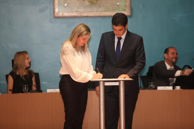 Na primeira manhã de trabalho do Governador Helder Barbalho, nesta quarta-feira (02), foi assinado ofício enviado ao Ministro da Justiça e Segurança Pública, Sérgio Fernando Moro, solicitando o emprego de 500 agentes da Força Nacional de Segurança Pública para imediato reforço do efetivo local e preservação da ordem pública. Helder ainda deu posse aos secretários, presidentes de instituições e diretores que fazem parte de sua equipe. Logo no inicio da manhã Helder Barbalho visitou as tropas da ação integrada da Secretaria de Estado de Segurança Pública (Segup) que leva o reforço da segurança para os bairros de Belém envolvendo cerca de 400 agentes. Durante a posse dos novos secretários (foto) o governador Helder Barbalho ressaltou a absoluta confiança nos nomeados cujas escolhas foram pautadas fundamentalmente por critérios técnicos e de acordo com a qualificação profissional de cada um deles. Para ele os critérios de escolha utilizados “permitirão um novo patamar de gestão ao Estado e que possamos o quanto antes fazer chegar à sociedade paraense as mudanças desejadas e reivindicadas por cada cidadão deste Estado”, comentou.

FOTO: CRISTINO MARTINS / AG. PARÁ
DATA: 02.01.2019
BELÉM - PARÁ <div class='credito_fotos'>Foto: Cristino Martins/Ag. Pará   |   <a href='/midias/2019/originais/a3178bc4-bf79-4124-9058-9b1559400d94.jpg' download><i class='fa-solid fa-download'></i> Download</a></div>