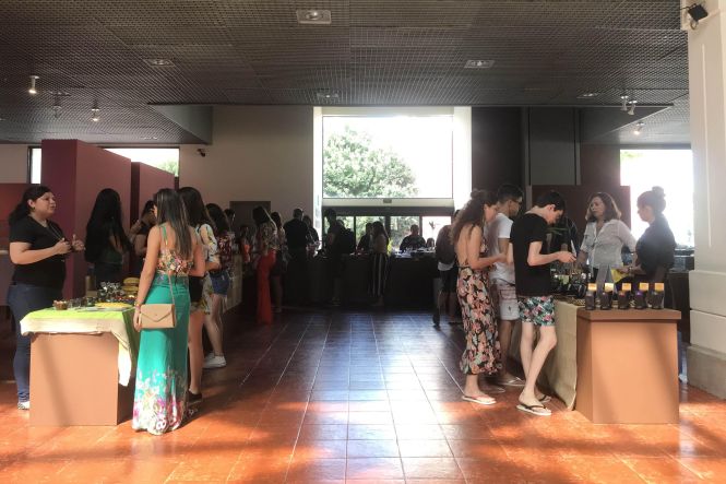 A possibilidade de conhecer e comprar chocolates, flores e joias atraíram muitos visitantes ao Espaço São José Liberto durante os dias 10 e 11 deste mês durante a primeira edição do Mini Festival de Chocolate.

FOTO: DIVULGAÇÃO / IGAMA
DATA: 13.05.2019
BELÉM - PARÁ <div class='credito_fotos'>Foto: IGAMA/ Divulgação   |   <a href='/midias/2019/originais/a349b26d-cdd0-4080-8324-1894ad82cef0.jpg' download><i class='fa-solid fa-download'></i> Download</a></div>