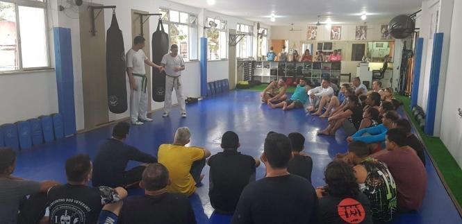 Um grupo de mais de 40 agentes penitenciários da Superintendência do Sistema Penitenciário do Estado (Susipe) participou, nesta quarta-feira (3), de uma oficina de defesa pessoal “Krav Maga”. A iniciativa é da Coordenadoria de Assistência e Valorização do Servidor (Cavs), com o objetivo de preparar os servidores para situações de crises nas unidades penais.
FOTO: ASCOM / SUSIPE
DATA: 03.04.2019
BELÉM - PARÁ <div class='credito_fotos'>Foto: ASCOM SUSIPE   |   <a href='/midias/2019/originais/a353a8c1-11d6-4971-becd-9e8d71a34741.jpg' download><i class='fa-solid fa-download'></i> Download</a></div>