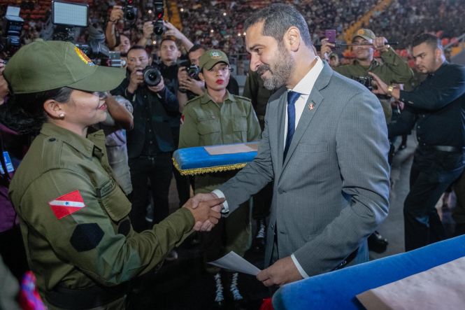 Quatrocentos e trinta novos soldados da Polícia Militar serão distribuídos a partir de hoje para atuar nas ações de policiamento preventivo, ostensivo e repressivo na Região Metropolitana de Belém. A solenidade que marcou a entrega dos novos policiais militares à sociedade ocorreu na manhã desta quinta-feira (2), na Arena Guilherme Paraense, o “Mangueirinho”, com a presença do governador do Estado, Helder Zaluth Barbalho. Nesta sexta-feira (03), o Governo do Estado participa da formatura de outros cem soldados, no município de Marabá.

FOTO: MARCO SANTOS / AGÊNCIA PARÁ 
DATA: 02.05.2019
BELÉM - PARÁ <div class='credito_fotos'>Foto: Marco Santos / Ag. Pará   |   <a href='/midias/2019/originais/a36b249e-7252-44b7-9fc8-5db50bff17e3.jpg' download><i class='fa-solid fa-download'></i> Download</a></div>