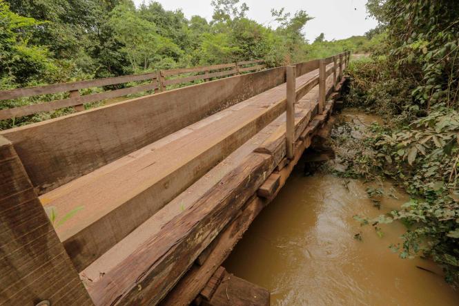 Conceição do Araguaia, no sul do Pará, recebeu, nesta sexta-feira (5), a comitiva do Governo por Todo o Pará, que, desde o último dia 2, está no sul e sudeste do Estado, levando obras e serviços aos moradores da região. Acompanhado de outras autoridades estaduais, municipais e de deputados, o governador Helder Barbalho chegou, no fim da manhã à cidade, para assinar a Ordem de Serviço que garante o início das obras de construção de 18 pontes de concreto no município.

FOTO: MARCO SANTOS / AGÊNCIA PARÁ
DATA: 05.04.2019
CONCEIÇÃO DO ARAGUAIA - PA <div class='credito_fotos'>Foto: Marco Santos / Ag. Pará   |   <a href='/midias/2019/originais/a3aa3ab4-897c-4200-b686-67bca56751e0.jpg' download><i class='fa-solid fa-download'></i> Download</a></div>