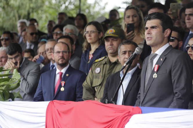 O patrono das Polícias Militares do Brasil, o alferes Joaquim José da Silva Xavier, o Tiradentes, foi homenageado na manhã desta segunda-feira (22), em Belém, em solenidade realizada na sede do Comando-Geral da Polícia Militar, localizado na Rodovia Augusto Montenegro. Presidindo a cerimônia, o governador do Estado, Helder Zaluth Barbalho, parabenizou os 569 policiais militares promovidos em 21 de Abril, e ressaltou os números alcançados nos três primeiros meses do ano, destacando como fator decisivo o esforço dos policiais militares e dos demais órgãos que integram o Sistema de Segurança Pública do Estado.

FOTO: MARCO SANTOS / AGÊNCIA PARÁ
DATA: 22.04.2019
BELÉM - PARÁ <div class='credito_fotos'>Foto: Marco Santos / Ag. Pará   |   <a href='/midias/2019/originais/a3c77a30-7b48-4fdd-97c9-c2f765a0cc44.jpg' download><i class='fa-solid fa-download'></i> Download</a></div>