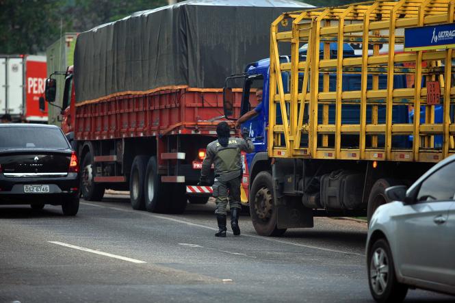 As obras de requalificação da BR-316 para melhorias da rodovia já estão a todo vapor. Por conta disso, o Governo do Estado vem adotando medidas para diminuir o transtorno causado à população que utiliza o perímetro diariamente. Uma das ações foi a restrição do tráfego de caminhões entre os quilômetros 0 e 18, nos horários de 7h às 10h e 17h às 21h, período de maior fluxo de veículos no local. A mudança passou a valer nesta sexta-feira (1º). 

FOTO: MAYCON NUNES/AG. PARÁ
DATA: 01.02.2019
BELÉM - PARÁ <div class='credito_fotos'>Foto: Maycon Nunes / Ag. Pará   |   <a href='/midias/2019/originais/a3fc60e6-f95d-4f0f-a777-4cd31bd9ce6e.jpg' download><i class='fa-solid fa-download'></i> Download</a></div>
