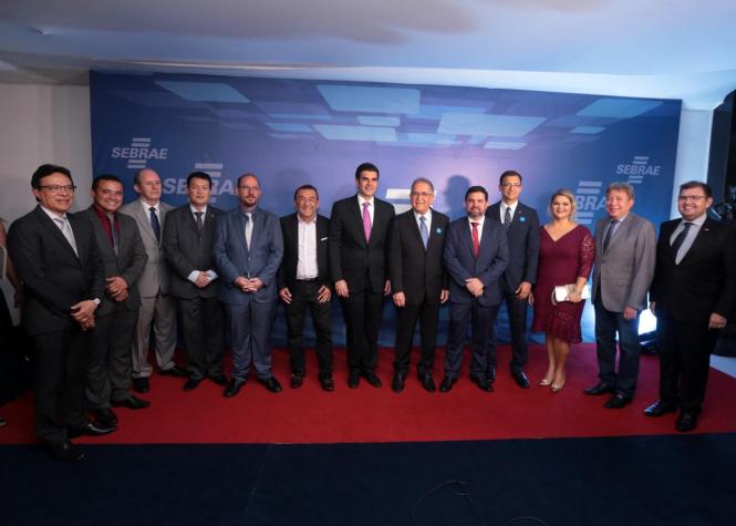 O governador Helder Barbalho (foto) esteve na noite da quinta-feira, 03, na cerimônia de posse da nova diretoria do Serviço de Apoio às Micro e Pequenas Empresas (Sebrae-PA). Durante o evento, que aconteceu na sede da Federação do Comércio do Estado do Pará (Fecomércio), foram empossados o presidente do Conselho Deliberativo Estadual (CDE) e os três diretores executivos do Sebrae. Também tomaram posse membros do CDE e do Conselho Fiscal da instituição. O diretor-superintendente Rubens Magno; o diretor técnico, Fabrizio Guaglianone e a diretora administrativa e financeira, Cássia Rodrigues foram eleitos pelos membros do CDE no dia 11 de dezembro de 2018, e integrarão a Diretoria Executiva do Sebrae no Pará no quadriênio 2019/2022. Antes da eleição da diretoria, Sebastião Campos foi escolhido presidente do CDE e Valmir Batista foi reeleito à presidência do Conselho Fiscal da instituição.

FOTO: MARCO SANTOS
DATA: 04.01.2019
BELÉM - PARÁ <div class='credito_fotos'>Foto: MARCO SANTOS   |   <a href='/midias/2019/originais/a4066f6d-404f-4a69-85a5-62ff0db6d6a6.jpg' download><i class='fa-solid fa-download'></i> Download</a></div>