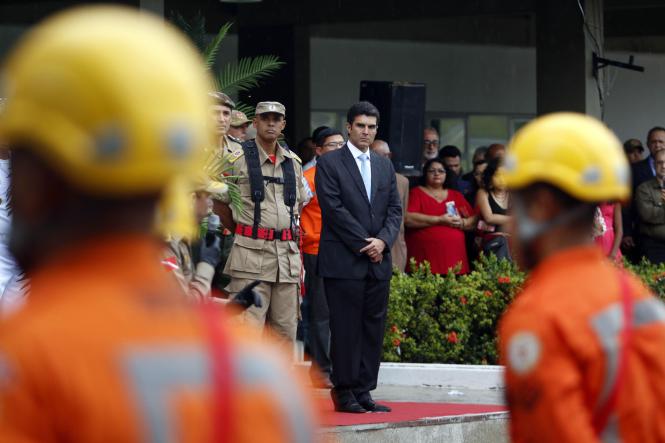 O governador Helder Barbalho empossou, na tarde desta sexta-feira (11), em Belém, o novo comandante-geral do Corpo de Bombeiros do Pará, Coronel QOBM Hayman Apolo Gomes de Souza, que também assumiu a coordenação da Defesa Civil Estadual. Até então, o Coronel Hayman – que tem 49 anos de idade e 26 anos de serviços prestados ao Corpo de Bombeiros – exercia a função de diretor de serviços técnicos da corporação.  

FOTO: THIAGO GOMES/ AG. PARÁ
DATA: 12.01.2019
BELÉM - PARÁ <div class='credito_fotos'>Foto: Thiago Gomes /Ag. Pará   |   <a href='/midias/2019/originais/a40978c5-3198-443c-ab12-32a1d0c6402e.jpg' download><i class='fa-solid fa-download'></i> Download</a></div>