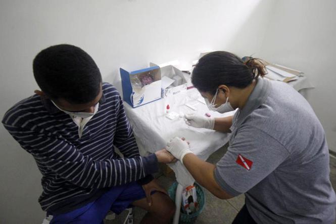 Na manhã desta quinta-feira (21), na Unidade Básica de Saúde do Complexo de Santa Izabel (Região Metropolitana de Belém), técnicos de enfermagem e enfermeiros das 10 unidades prisionais do Complexo participaram de um treinamento para construção do fluxo de entrada de presos portadores de Doenças Sexualmente Transmissíveis (DSTs), incluindo HIV. Esse fluxo facilita a logística e o deslocamento dos presos para receber o atendimento necessário. A equipe técnica da Superintendência do Sistema Penitenciário (Susipe) recebeu orientações sobre os procedimentos iniciais no atendimento aos internos diagnosticados com o vírus HIV.

FOTO: ASCOM / SUSIPE
DATA: 21.03.2019
BELÉM - PA <div class='credito_fotos'>Foto: ASCOM / SUSIPE   |   <a href='/midias/2019/originais/a4413b8c-c4f8-4c9f-9e2a-cb944de08d3d.jpg' download><i class='fa-solid fa-download'></i> Download</a></div>