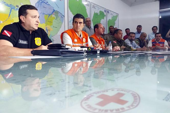 O inquérito aberto pela Polícia Civil (PC) para investigar o acidente na ponte Rio Moju aponta que a embarcação que colidiu com a estrutura não tinha licença para o transporte da carga. A informação foi confirmada pelo delegado geral da corporação, Alberto Teixeira, durante coletiva realizada na sede do Comando Geral do Corpo de Bombeiros na noite deste domingo (7). A reunião foi convocada pelo governador Helder Barbalho e pelo vice, Lúcio Vale, para discutir o andamento das diversas ações já iniciadas pela gestão estadual após o incidente, ocorrido por volta de 1h do último sábado (6).

FOTO: FERNANDO ARAÚJO / AGÊNCIA PARÁ
DATA: 08.04.2019
BELÉM - PA <div class='credito_fotos'>Foto: Fernando Araújo/Ag. Pará   |   <a href='/midias/2019/originais/a4545d02-1120-49ca-a09d-c45555b60d88.jpg' download><i class='fa-solid fa-download'></i> Download</a></div>