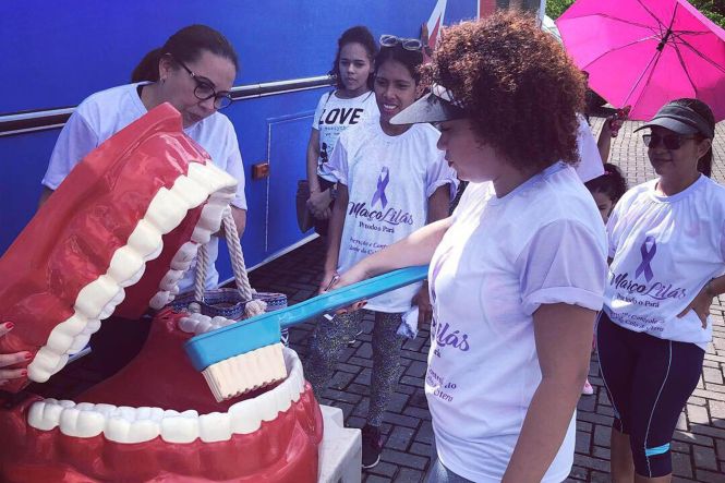 A prioridade da Coordenação Estadual de Saúde Bucal, nos quatro anos de governo, é ampliar o acesso da população às ações preventivas, educativas e serviços especializados de Saúde Bucal, e garantir a qualidade do atendimento aos pacientes. A informação é da cirurgiã-dentista e coordenadora estadual de Saúde Bucal, Alessandra Amaral.
Macromodelo para uso em ações educativas

FOTO: ASCOM / SESPA
DATA: 03.05.2019
BELÉM - PARÁ <div class='credito_fotos'>Foto: ASCOM / SESPA   |   <a href='/midias/2019/originais/a4586057-cb1a-4b7c-b986-7046ee9a880d.jpg' download><i class='fa-solid fa-download'></i> Download</a></div>