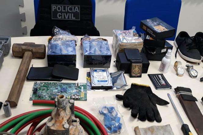 Três homens foram presos em flagrante, nesta terça feira (29), de posse de uma arma de fogo, munições, ferramentas, luvas e outros apetrechos que supostamente seriam usados em uma ação criminosa. As prisões e apreensões foram realizadas em uma residência na Avenida CD, no bairro Jardim Marilucy, em Tucuruí, sudeste paraense, por policiais civis da Superintendência Regional do Lago de Tucuruí e Delegacia da Mulher de Tucuruí, e uma guarnição da PM da região.

FOTO: ASCOM POLÍCIA CIVIL
DATA: 30.01.2019
TUCURUÍ - PARÁ <div class='credito_fotos'>Foto: Polícia Civil   |   <a href='/midias/2019/originais/a46146e3-5003-471b-bc87-231babddad5d.jpg' download><i class='fa-solid fa-download'></i> Download</a></div>