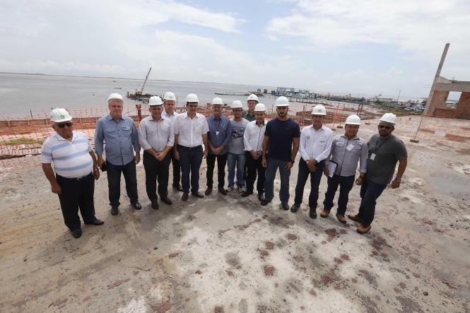 No penúltimo dia do programa Governo por Todo o Pará no oeste paraense, o governador Helder Barbalho irá nesta sexta-feira (22) aos municípios de Trairão e Itaituba, para conhecer as demandas da população e fiscalizar o andamento de ações prioritárias ao desenvolvimento do Pará. A partir das 11 h, o governador participará em Trairão da entrega da Escola Estadual Everaldo Martins, que passou por obras de reforma e ampliação, orçadas em R$ 1,7 milhão.

FOTO: MARCO SANTOS / AGÊNCIA PARÁ
DATA: 21.03.2019
SANTARÉM - PA <div class='credito_fotos'>Foto: Marco Santos / Ag. Pará   |   <a href='/midias/2019/originais/a4722b39-2d9a-48c2-8abb-49283ae9efb4.jpg' download><i class='fa-solid fa-download'></i> Download</a></div>