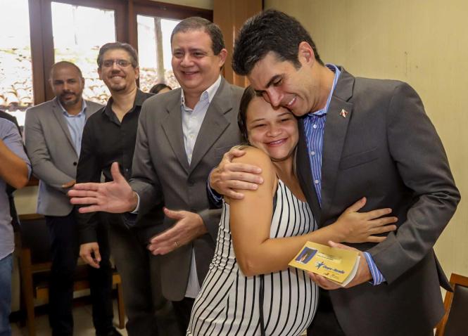 Na manhã desta terça-feira (16), o governador Helder Barbalho esteve na sede da Companhia de Habitação do Pará (Cohab), para participar, junto com o presidente do órgão, José Scaff Filho, das comemorações pelos 54 anos da instituição. Durante a programação foram entregues 54 cheques moradia e realizada a assinatura simbólica de 200 títulos de regularização fundiária.

FOTO: MARCO SANTOS / AGÊNCIA PARÁ
DATA: 16.04.2019
BELÉM - PARÁ <div class='credito_fotos'>Foto: Marco Santos / Ag. Pará   |   <a href='/midias/2019/originais/a47c0d9c-d8ec-49d4-90c2-89b0a3d193eb.jpg' download><i class='fa-solid fa-download'></i> Download</a></div>