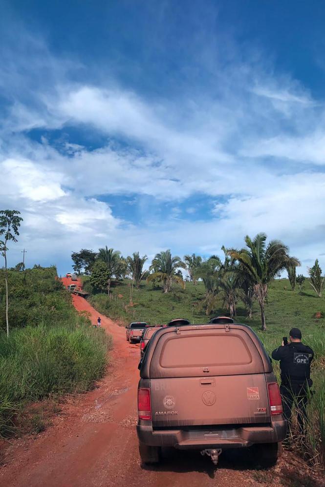 A Polícia Civil do Pará prendeu nesta terça-feira (26), em cumprimento a mandado de prisão temporária, o fazendeiro Fernando Ferreira Rosa Filho, 43 anos, identificado por uma força-tarefa policial como mandante de seis homicídios ocorridos na zona rural do município de Baião, no nordeste paraense. Fernando Filho é dono da fazenda onde três funcionários foram mortos – o casal de caseiros e um tratorista - e tiveram os corpos queimados. A fazenda fica a 14 quilômetros do assentamento Salvador Allende, onde foram mortos o maranhense Claudionor Amaro Costa da Silva, 43 anos; sua esposa, Dilma Ferreira Silva, 45 anos, e Milton Lopes, 38 anos, no início da madrugada do último dia 22.

FOTO: ASCOM / POLÍCIA CIVIL
DATA: 26.03.2019
BAIÃO - PARÁ <div class='credito_fotos'>Foto: Ascom / Polícia Civil   |   <a href='/midias/2019/originais/a4833138-1fb8-47e3-a0c3-2666a8ed91c0.jpg' download><i class='fa-solid fa-download'></i> Download</a></div>