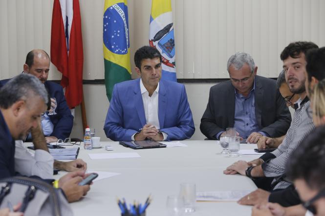 O governador Helder Barbalho ouviu e encaminhou soluções para demandas prioritárias e estratégicas de cada um dos 24 prefeitos que foram recebidos, individualmente, na sede da Secretaria Regional de Governo do Oeste do Pará, em Santarém, nesta quarta-feira (20). Helder detalhou que o programa Governo por Todo o Pará é a materialização de um dever que precisa ser cumprido com a obrigação de fazer um governo presente.

FOTO: MARCO SANTOS
DATA: 20.03.2019
SANTARÉM - PARÁ <div class='credito_fotos'>Foto: Marco Santos / Ag. Pará   |   <a href='/midias/2019/originais/a4d1fadc-46aa-4ce2-9801-c0dcea3bc5e4.jpg' download><i class='fa-solid fa-download'></i> Download</a></div>