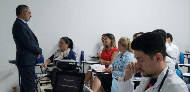 A oficina foi ministrada pelo Dr José Ribamar Branco, que é médico infectologista, fundador e diretor executivo do Instituto Brasileiro de Segurança do Paciente (IBSP).

FOTO: ASCOM / HJB
DATA: 17.04.2019
BELÉM - PARÁ <div class='credito_fotos'>Foto: ASCOM HJB   |   <a href='/midias/2019/originais/a4f5e24a-f53e-464b-a0e9-23fc0ec2a9c2.jpg' download><i class='fa-solid fa-download'></i> Download</a></div>