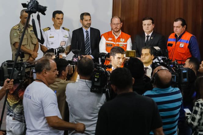 Novas informações sobre o andamento das ações emergenciais do Governo do Estado, executadas após a queda de parte da ponte Rio Moju, no último dia 06 de abril, foram repassadas durante coletiva realizada às 16h30 desta quinta-feira (11), na sede do Comando-Geral do Corpo de Bombeiros Militar do Pará, em Belém. 

FOTO: MARCELO SEABRA / AGÊNCIA PARÁ
DATA: 11.04.2019
BELÉM - PA <div class='credito_fotos'>Foto: Marcelo Seabra / Ag. Pará   |   <a href='/midias/2019/originais/a56fc974-d4e0-463a-a1d4-5bb6694e7acb.jpg' download><i class='fa-solid fa-download'></i> Download</a></div>