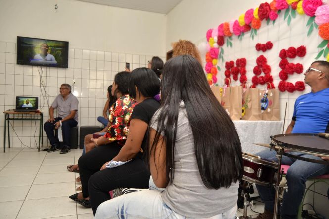 "Quando eu sair daqui pretendo acabar meus estudos, arrumar um trabalho, pegar ela pra morar comigo e reconstruir o laço com ela, de mãe e filha. Não sei o que está se passando na mente dela. Não posso conversar com ela direito. A saudade aperta, mas tem o dia que ela vem me visitar. Só que é poucas horas e não dá pra matar a saudade". As palavras de uma das 15 adolescentes que cumprem medida de internação no Centro Socioeducativo Feminino (CSEF), em Ananindeua, na Região Metropolitana de Belém, revelam a importância da figura materna, principalmente na vida de crianças e adolescentes.

FOTO:  Franklin Salvador/ Ascom Fasepa
DATA: 12.05.2019
BELÉM - PARÁ <div class='credito_fotos'>Foto: FLANKLIN SALVADOR / ASCOM FASEPA   |   <a href='/midias/2019/originais/a5ad2de3-9dcc-4b95-b749-d15468cbde6e.jpg' download><i class='fa-solid fa-download'></i> Download</a></div>