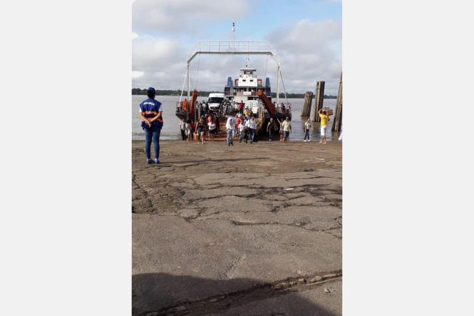 A Agência de Regulação e Controle dos Serviços Públicos do Estado do Pará (Arcon-Pa) conta, a partir desta terça-feira (9), com o reforço de 9 (nove) balsas para atender o grande fluxo de veículos que se deslocam, via Barcarena, para a região nordeste do Estado. Os caminhões que transportam combustíveis para abastecer a região afetada com a queda da ponte têm horário específico: às 5h, às 14h e às 22h, pelo porto da Henvil.

FOTO: ASCOM / ARCON
DATA: 09.04.2019
BELÉM  - PA <div class='credito_fotos'>Foto: ASCOM / ARCON   |   <a href='/midias/2019/originais/a6078e8e-4c8b-4f7f-a934-0fe05d5ad4b8.jpg' download><i class='fa-solid fa-download'></i> Download</a></div>