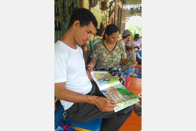 A integração do conhecimento acadêmico com a experiência de vida dos moradores da Ilha das Onças deu forma ao projeto “Segurança hídrica e saneamento básico descentralizado por meio de tecnologias sociais”. O resultado do projeto foi a construção de sistemas de captação de água da chuva e banheiros ecológicos para 21 famílias da ilha, localizada no município de Barcarena. Nesta quinta-feira (14), foi feito o encerramento da implantação dessas tecnologias sociais e o lançamento das cartilhas que mostram todo o processo de criação e construção das cisternas e banheiros.

FOTO: DIVULGAÇÃO
DATA: 150.03.2019
BELÉM - PA <div class='credito_fotos'>Foto: Divulgação   |   <a href='/midias/2019/originais/a609dfd6-3d0f-493c-aa36-3ecdc65e6ac0.jpg' download><i class='fa-solid fa-download'></i> Download</a></div>