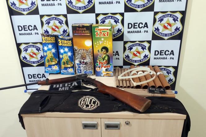 A Polícia Civil, por meio da Delegacia de Conflitos Agrários de Marabá (DECA), realizou duas diligências nos últimos dias 10 e 12, na área da fazenda Novo Mundo, zona rural de Itupiranga, no sudeste paraense. O objetivo inicial foi apurar informação de que o local havia sido ocupado, no último dia 10, por um grupo de pessoas ligadas ao Movimento UNC (União Nacional Camponesa) e que existiam funcionários da propriedade rural mantidos como reféns. Ainda no dia 10, a equipe da DECA de Marabá, após determinação da Diretoria de Polícia do Interior (DPI), da Polícia Civil, foi até a propriedade rural para apurar os fatos e apreendeu armas de fogo e fogos de artifício durante as investigações. 

FOTO: ASCOM POLÍCIA CIVIL
DATA: 15.01.2019
MARABÁ - PARÁ <div class='credito_fotos'>Foto: Ascom / Polícia Civil   |   <a href='/midias/2019/originais/a62b3174-ed8a-4a3e-8208-c29942da7f7e.jpg' download><i class='fa-solid fa-download'></i> Download</a></div>