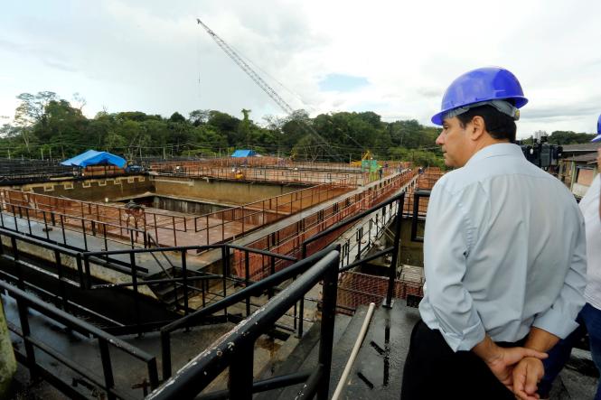 As obras nos filtros do Complexo Bolonha, responsável por 65% do abastecimento de toda a Região Metropolitana de Belém, seguem aceleradas para que o serviço seja 100% normalizado. Em coletiva realizada na tarde desta segunda-feira (15), a Compania de Saneamento do Pará (Cosanpa) informou que, além deste trabalho, outras obras de infraestrutura estão em execução. O objetivo principal é recuperar a produção de água nos 16 filtros do sistema, que funciona apenas com oito atualmente.

FOTO: JADER PAES / AGÊNCIA PARÁ
DATA: 15.04.2019
BELÉM - PARÁ <div class='credito_fotos'>Foto: JADER PAES / AGÊNCIA PA   |   <a href='/midias/2019/originais/a65bb5cf-df33-4e3a-9d93-248f5632481d.jpg' download><i class='fa-solid fa-download'></i> Download</a></div>