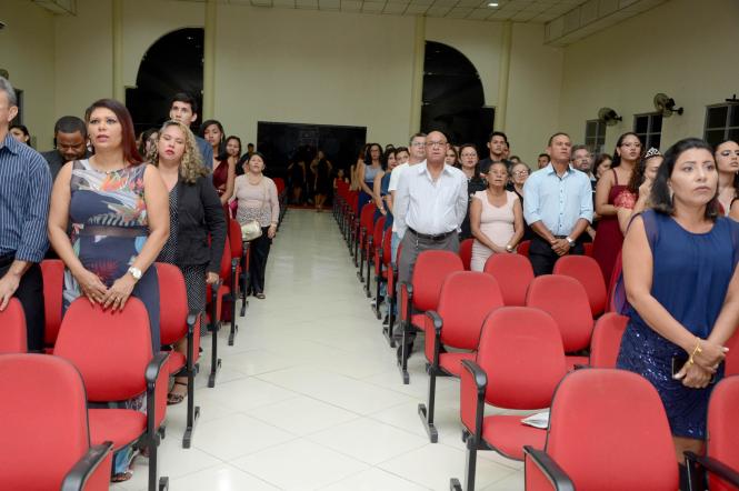 A Escola Estadual de Ensino Fundamental e Médio Manoel Leite Carneiro, no bairro do Tenoné, em Belém, realizou no último sábado (16) a solenidade de formatura de três turmas do tempo integral. Realizada no Templo da Assembleia de Deus, a cerimônia foi marcada por muita emoção por partes dos formandos. 

FOTO: RAI PONTES / ASCOM SEDUC
DATA: 18.02.2019
BELÉM - PARÁ <div class='credito_fotos'>Foto: Rai Pontes / Ascom Seduc   |   <a href='/midias/2019/originais/a67530f4-e383-451f-a5ea-c62b7a86668e.jpg' download><i class='fa-solid fa-download'></i> Download</a></div>