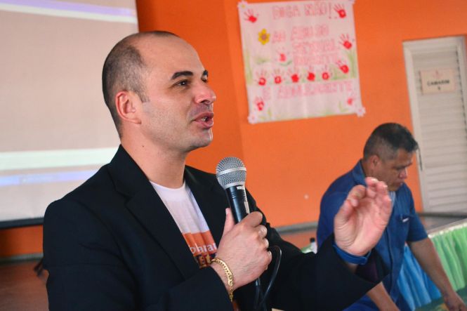 Os alunos da Escola Estadual de Ensino Fundamental Frei Daniel, no bairro do Guamá, em Belém, participaram, na manhã desta sexta-feira (24), de palestra e dinâmicas de grupo com o tema “Combate ao abuso e exploração sexual de crianças e adolescentes”. A ação promovida pela Secretaria de Estado de Segurança Pública e Defesa Social do Pará (Segup), por meio da Diretoria de Prevenção e Combate a Criminalidade e Prevenção Social (Diprev), conta com a parceria do Projeto Adote um Sorriso. Capitão rodrigo Martins.

FOTO: ASCOM / SEGUP
DATA: 24.05.2019
BELÉM - PARÁ <div class='credito_fotos'>Foto: ASCOM / SEGUP   |   <a href='/midias/2019/originais/a6a5b147-7824-4951-8f1e-1ba0dfdf524a.jpg' download><i class='fa-solid fa-download'></i> Download</a></div>
