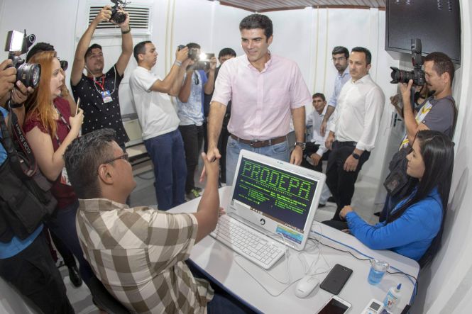 Os moradores de Paragominas contam agora com um núcleo regional da Secretaria de Estado de Justiça e Direitos Humanos (Sejudh), para emissão gratuita das Carteiras de Identidade e Trabalho. O Polo que foi inaugurado nesta sexta-feira (24), contou com a presença do Governador do Estado do Pará, Helder Barbalho, do Prefeito municipal de Paragominas, Paulo Tocantins e diversas autoridades estaduais e municipais. Ainda no município, o chefe do poder executivo visitou a feira de agronegócios Show Agro.

FOTO: MARCO SANTOS / AGÊNCIA PARÁ
DATA: 24.05.2019
PARAGOMINAS - PARÁ <div class='credito_fotos'>Foto: Marco Santos / Ag. Pará   |   <a href='/midias/2019/originais/a6d354b0-cb6f-401d-aef5-f6a6bfafcf7b.jpg' download><i class='fa-solid fa-download'></i> Download</a></div>