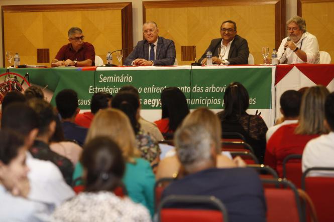 O inverno amazônico tem apresentado condições climáticas favoráveis a proliferação do mosquito Aedes aegypti, transmissor da zika, dengue e chikungunya. Por esse motivo, profissionais de saúde pública se reuniram para um seminário em Belém, nesta terça-feira (19), e discutiram as estratégias de combate ao mosquito desenvolvidas no Pará. 

FOTO: FERNANDO ARAÚJO / AGÊNCIA PARÁ
DATA: 19.02.2019
BELÉM - PARÁ <div class='credito_fotos'>Foto: Fernando Araújo/Ag. Pará   |   <a href='/midias/2019/originais/a6f7cfd8-4687-4481-8e4b-f3ca1ee9d475.jpg' download><i class='fa-solid fa-download'></i> Download</a></div>