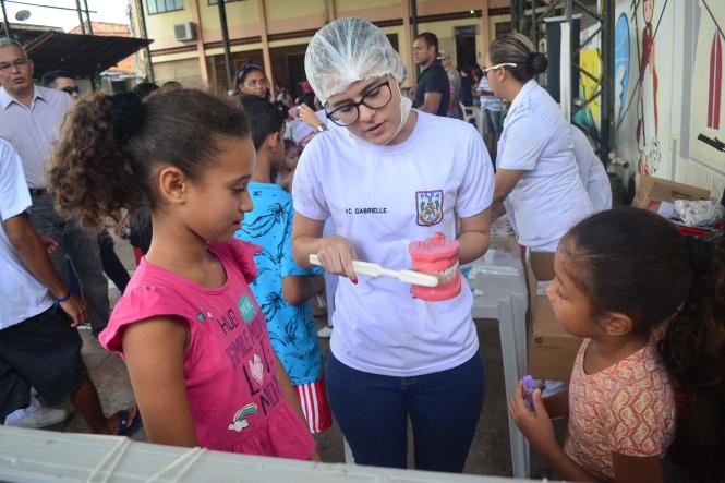 Após sete anos sem documento de identidade, Alice Valente, de 22 anos, aproveitou a ação de cidadania, prevenção e segurança realizada pela Secretaria de Estado de Segurança Pública e Defesa Social (Segup) por meio da Diretoria de Prevenção Social da Violência e Criminalidade (Diprev), para tirar o novo documento. Sem o RG ela conta que teve muitas dificuldades. “Eu não consegui abrir conta em banco, alguns atendimentos eu não conseguia, pois não aceitavam minha carteira de trabalho e agora vai melhorar muito. Eu já vinha tentando tirar meu RG até em outros bairros mais longe e não tive sucesso, até porque com a gestação fiquei sem tempo”, afirmou Alice que também recebeu atendimento pediátrico para a filha. A ação (foto) visa garantir serviços para a população e o diálogo junto aos órgãos de Segurança. O encontro oportuniza, ainda, o debate dos problemas que rondam as comunidades, assim como traçar medidas de prevenção, a fim de reduzir a criminalidade.

FOTO: ELIELSON MODESTO / ASCOM SEGUP
DATA: 05.01.2019
 <div class='credito_fotos'>Foto: Elielson Modesto / Ascom Segup   |   <a href='/midias/2019/originais/a71b194c-10d0-47ac-83c0-0255e36eef54.jpg' download><i class='fa-solid fa-download'></i> Download</a></div>
