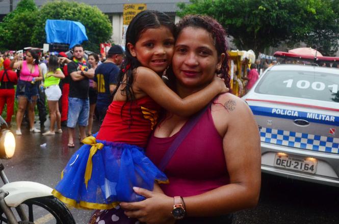 Nem a chuva, que caiu durante toda à tarde e início da noite, afastou os cerca de 25 mil foliões que participaram do tradicional bloco de rua Rabo do Peru, no distrito de Icoaraci, em Belém, nesta quarta-feira de cinzas (6). A festa, que marca o encerramento do carnaval no distrito, contou com ações preventivas e ostensivas de diversos órgãos da segurança pública integrados, por meio da operação Carnaval Seguro, coordenada pela Secretaria de Estado de Segurança Pública do Pará (Segup).


FOTO: ELIELSON MODESTO / SEGUP
DATA: 06.03.2019
BELÉM - PARÁ <div class='credito_fotos'>Foto: Elielson Modesto / Ascom Segup   |   <a href='/midias/2019/originais/a774088f-4135-45ed-af68-dfd5adf35ad7.jpg' download><i class='fa-solid fa-download'></i> Download</a></div>