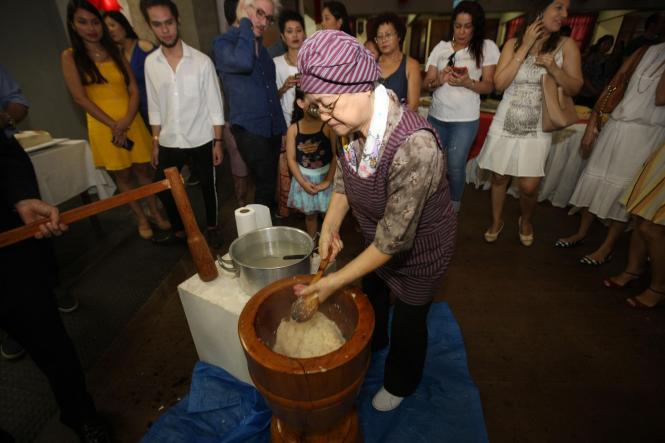 A comunidade nipo-brasileira do Pará comemorou a entrada de 2019 no auditório da Associação Pan-Amazônia Nipo-Brasileira, no domingo (6), em Belém. O evento deu início às homenagens aos 90 anos da imigração japonesa na Amazônia e contou com a presença do Governo do Estado. O chefe de gabinete, Luiziel Guedes, esteve representando o governador Helder Barbalho.

FOTO: CARLOS SODRÉ / AG. PARÁ
DATA: 06.01.2019
BELÉM - PARÁ <div class='credito_fotos'>Foto: CARLOS SODRÉ / AG. PARÁ    |   <a href='/midias/2019/originais/a77abbc1-55e1-4b70-9dfd-3297f3fcd659.jpg' download><i class='fa-solid fa-download'></i> Download</a></div>