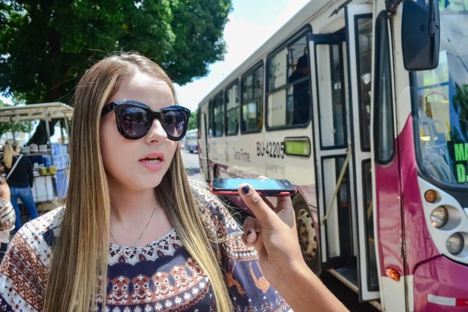 O número de registros de roubos a coletivos diminuiu em todo o Pará. Na capital, usuários do transporte público aprovam as medidas que vem sendo adotas e que refletem as reduções. No ponto de ônibus próximo a um dos cartões postais de Belém, a Praça do Relógio, é grande o fluxo de pessoas que utilizam o transporte público para se deslocarem para o trabalho, escola e demais atividades. Nas esquinas, viaturas policiais garantem a segurança e inibem não só o roubo a coletivos, mas diversos outros crimes. Fabrine Amaral.

FOTO: ELIELSON MODESTO / AGÊNCIA PARÁ
DATA: 14.05.2019
BELÉM - PARÁ
 <div class='credito_fotos'>Foto: Elielson Modesto / Ascom Segup   |   <a href='/midias/2019/originais/a77ad9ab-55de-4369-8cb7-a41b58d0f85e.jpg' download><i class='fa-solid fa-download'></i> Download</a></div>