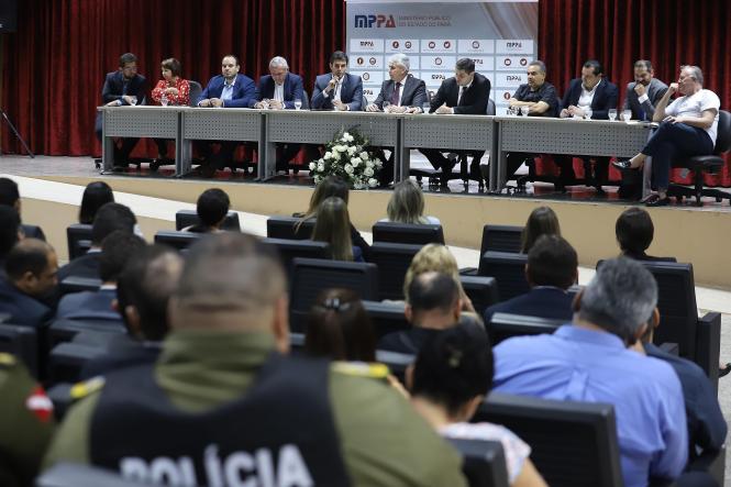 Na tarde desta quinta-feira (21) o governador do Estado do Pará, Helder Barbalho, se reuniu com Promotores de Justiça do Baixo Amazonas para apresentar,  juntamente com o Procurador Geral de Justiça do Pará, Gilberto Valente, as principais demandas da região, nas áreas de atuação do Ministério Público em educação, saúde, segurança pública e programas de proteção a vítimas e testemunhas.

FOTO: MARCO SANTOS / AGÊNCIA PARÁ
DATA: 22.03.2019
BELÉM - PARÁ <div class='credito_fotos'>Foto: Marco Santos / Ag. Pará   |   <a href='/midias/2019/originais/a7807b62-14bb-4a01-b6a7-5901b9a02309.jpg' download><i class='fa-solid fa-download'></i> Download</a></div>