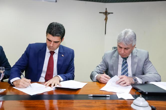 O governador Helder Barbalho e o procurador-geral de Justiça do Pará, Gilberto Martins, assinaram, no final da manhã desta segunda-feira (18), na sede do Ministério Público do Estado (MPE), um convênio que formaliza a reconvocação de 50 policiais militares da reserva para as atividades de proteção do patrimônio e segurança do MPE, enquanto os 50 policiais militares da ativa que exerciam essas funções serão devolvidos à atividade-fim da Polícia Militar, que é o policiamento ostensivo. Acordo semelhante também já havia sido firmado em fevereiro, com o Tribunal de Justiça do Estado (TJE).

FOTO: MARCELO SEABRA / AGÊNCIA PARÁ
DATA: 18.03.2019
BELÉM - PA <div class='credito_fotos'>Foto: Marcelo Seabra / Ag. Pará   |   <a href='/midias/2019/originais/a78862e1-dca1-478e-9d9e-47b57fae4e1b.jpg' download><i class='fa-solid fa-download'></i> Download</a></div>