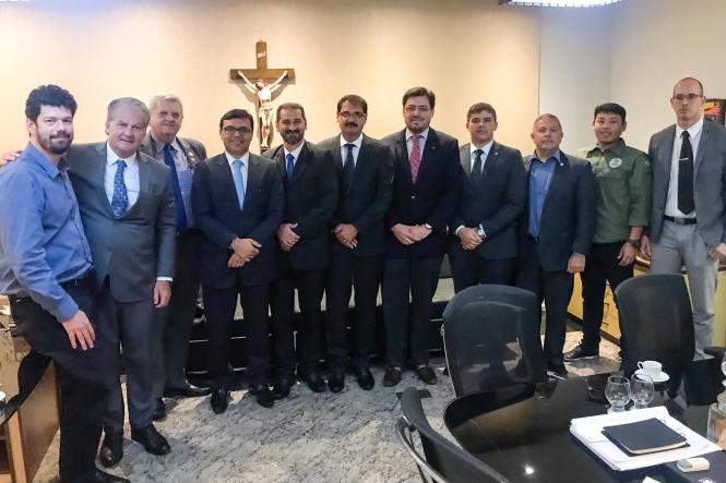 Combater crimes ambientais em Unidades de Conservação da Amazônia no Pará. Esta é a finalidade da assinatura do termo de cooperação firmado entre a Secretaria de Estado de Segurança Pública e Defesa Social do Pará (Segup) junto ao Instituto Chico Mendes de Conservação da Biodiversidade (ICMBio) e Instituto Brasileiro do Meio Ambiente e dos Recursos Naturais Renováveis (Ibama). A assinatura do termo ocorreu nesta terça-feira (12). Segundo levantamentos do ICMBio, cerca de 94% dos desmatamentos nas Unidades de Conservação da Amazônia estão no Pará, no biênio 2017/2018.

FOTO: ASCOM / SEGUP
DATA: 12.03.2019
BELÉM - PA <div class='credito_fotos'>Foto: ASCOM / SEGUP   |   <a href='/midias/2019/originais/a7971aec-9f2d-4959-a7a8-ba4d354c8669.jpg' download><i class='fa-solid fa-download'></i> Download</a></div>