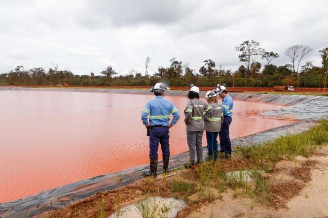 Equipes da Secretaria de Meio Ambiente e Sustentabilidade (Semas) vistoriaram, em Barcarena, a refinaria Alunorte - Alumina Norte do Brasil S.A, nesta sexta-feira (5). A visita técnica foi em caráter extraordinário após a forte chuva de ontem no município.

FOTO: FERNANDO ARAÚJO / AGÊNCIA PARÁ
DATA: 05.04.20189
BARCARENA - PARÁ <div class='credito_fotos'>Foto: Fernando Araújo/Ag. Pará   |   <a href='/midias/2019/originais/a7bc2ba6-71da-4ecd-9c38-86103a77375c.jpg' download><i class='fa-solid fa-download'></i> Download</a></div>