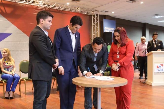 A Empresa de Assistência Técnica e Extensão Rural do Estado do Pará (Emater), por meio da presidente Cleide Amorim, e o Instituto de Terras do Pará (Iterpa), por meio do presidente Bruno Kono, firmaram um termo de cooperação técnica inédito que alia assistência técnica e regularização fundiária, desburocratizando e acelerando os processos, integrando os órgãos e promovendo desenvolvimento sustentável para a agricultura familiar.

FOTO  MARCILIO COSTA / ASCOM ITERPA
DATA 03.04.2019
MARABA - PARA <div class='credito_fotos'>Foto: Marcilio Costa / Ascom ITERPA   |   <a href='/midias/2019/originais/a7bf7cd1-170e-42a4-adc7-73349a50b2c8.jpg' download><i class='fa-solid fa-download'></i> Download</a></div>