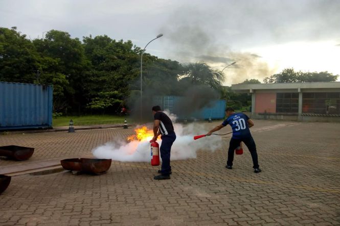 Colaboradores do Hospital Regional do Baixo Amazonas, em Santarém (PA), estão em treinamento para aprimorar técnicas de primeiros socorros, resgate de vítimas e combate a incêndio. O curso, voltado para os profissionais que fazem parte da Brigada de Incêndio da unidade, é de 40 horas e conta com aulas teóricas e práticas.

FOTO:  ASCOM / HRBA
DATA: 24.04.2019
SANTARÉM - PARÁ <div class='credito_fotos'>Foto: Ascom / HRBA   |   <a href='/midias/2019/originais/a8011305-4858-4392-8fac-a822fe303e53.jpg' download><i class='fa-solid fa-download'></i> Download</a></div>