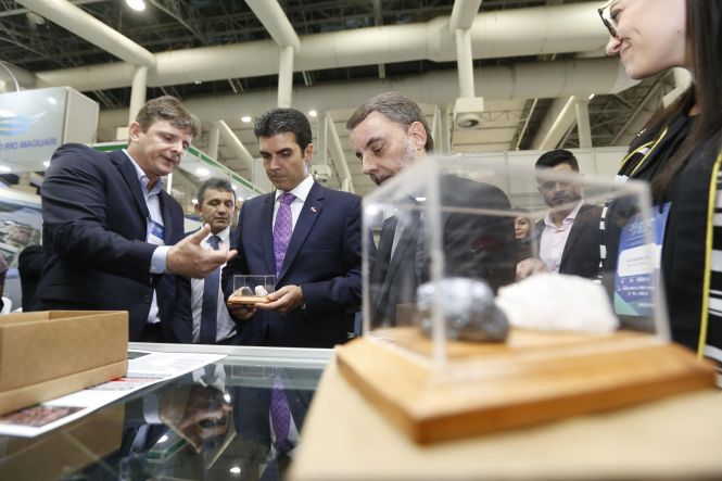 Homenageado com a medalha do Mérito Industrial Simão Miguel Bitar durante a abertura da 14ª edição da Feira da Indústria do Pará (Fipa), nesta quarta-feira (15), no Hangar - Centro de Convenções, o governador Helder Barbalho anunciou, à ocasião, ações que devem modificar o cenário econômico do Estado a longo prazo. 

FOTO: MARCELO SEABRA/ AG. PARÁ
DATA: 15.05.2019
BELÉM - PARÁ <div class='credito_fotos'>Foto: Marcelo Seabra / Ag. Pará   |   <a href='/midias/2019/originais/a8309f9b-22dc-4c2c-a6eb-675fe19c02fc.jpg' download><i class='fa-solid fa-download'></i> Download</a></div>