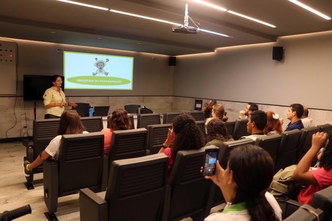 Tucanos, gaviões, urubus, passarinhos e as famosas ararajubas são apenas algumas das diversas espécies de aves que voam pelos céus do Parque Estadual do Utinga diariamente. Observar essas aves nem sempre é um mero acaso, às vezes exige disciplina, paciência e um olhar aguçado. Algumas dessas técnicas foram discutidas na oficina de Observação de Aves, realizada nesta terça-feira (5), no espaço.

FOTO: ASCOM IDEFLOR
DATA: 06.02.2019
BELÉM - PARÁ <div class='credito_fotos'>Foto: Ascom Ideflor   |   <a href='/midias/2019/originais/a853c843-b848-4ae5-ae17-fbc0e52cfe89.jpg' download><i class='fa-solid fa-download'></i> Download</a></div>