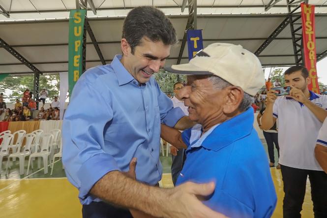 O governador Helder Barbalho inaugurou, na noite desta sexta-feira (15), na comunidade do Acarajozinho, em Bragança, Nordeste paraense, a Escola Estadual de Ensino Fundamental e Médio Domingas da Costa Sousa, um sonho antigo da comunidade, que tem cerca de quatro mil habitantes. Antes, a escola funcionava em condições precárias, em um prédio fundado há cerca de 35 anos, o qual já não conseguia mais abrigar as diversas atividades do colégio, divididas, então, também, pelo espaço de um pequeno centro comunitário. Os investimentos foram de cerca de R$ 5 milhões, oriundos do convênio celebrado entre o Governo do Estado e o Banco Interamericano de Desenvolvimento (BID). A escola vai atender cerca de 600 estudantes dos ensinos Fundamental, Médio e a modalidade de Educação de Jovens e Adultos (EJA).  

FOTO: MARCO SANTOS /AGÊNCIA PARÁ
DATA: 16.02.2019
BRAGANÇA / PA <div class='credito_fotos'>Foto: Marco Santos / Ag. Pará   |   <a href='/midias/2019/originais/a8570e05-7a2a-4f35-9e81-fa10b70d52b2.jpg' download><i class='fa-solid fa-download'></i> Download</a></div>