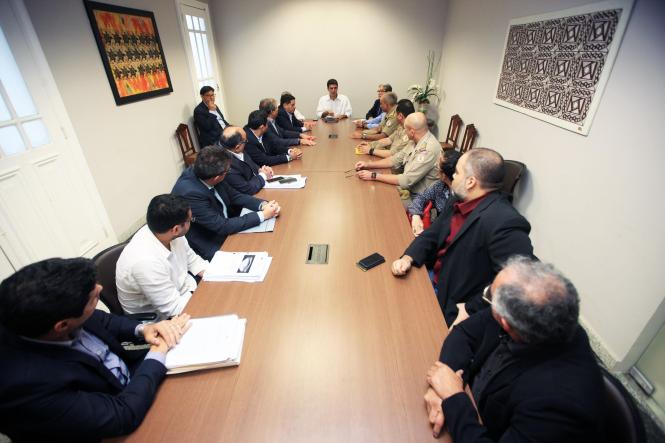 Na tarde da última sexta, o governador Helder Barbalho reuniu com a Federação Paraense de Futebol e os representantes dos órgãos de segurança pública no gabinete do governo e garantiu a reabertura do estádio, que logo voltará a sediar campeonatos de todas as modalidades. 

FOTO: THIAGO GOMES/AGÊNCIA PARÁ
DATA: 19.01.2019
BELÉM - PARÁ



 <div class='credito_fotos'>Foto: Thiago Araújo/Ag. Pará   |   <a href='/midias/2019/originais/a862444c-a868-49fd-935c-996e9dcd7289.jpg' download><i class='fa-solid fa-download'></i> Download</a></div>