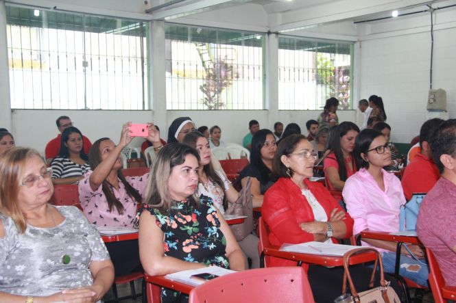 Mais de 80 profissionais de 15 municípios do interior do Estado estiveram reunidos, na última terça-feira (23), no auditório da Universidade Aberta de Bragança, no nordeste do Pará. O evento promoveu o diálogo sobre os desafios e as especificidades na execução do atendimento socioeducativo em meio aberto, de responsabilidade dos municípios. Trata-se do “Encontro Regional da Socioeducação” da Região do Rio Caeté, promovido pelo Governo do Estado, por meio da Fundação de Atendimento Socioeducativo do Pará (Fasepa).

FOTO: ASCOM / FASEPA
DATA: 24.04.2019
BELÉM - PARÁ <div class='credito_fotos'>Foto: ASCOM / FASEPA   |   <a href='/midias/2019/originais/a870aec0-f943-47ab-829b-1fa523142098.jpg' download><i class='fa-solid fa-download'></i> Download</a></div>