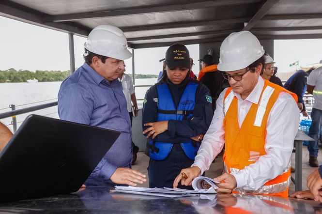 A Marinha do Brasil aprovou, nesta sexta-feira (3), o Plano Técnico apresentado pela  Secretaria de Estado de Transportes  (Setran) para a movimentação dos destroços da ponte Rio Moju e da balsa que colidiu com a estrutura no dia 6 de abril. O projeto cumpre todas as etapas de segurança da área exigidas pela Capitania dos Portos, como o isolamento de cerca de 100 metros da área de navegação, a permanência no local somente dos envolvidos diretamente na operação, a elaboração de plano de contingência para evitar ou atuar em caso vazamento de óleo durante a movimentação dos destroços da balsa, entre outros. 

FOTO: WAGNER SANTANA / AGÊNCIA PARÁ
DATA: 03.05.2019
BELÉM - PARÁ <div class='credito_fotos'>Foto: Wagner Santana / Ag. Pará   |   <a href='/midias/2019/originais/a8a69f0b-f951-44f8-b982-683de10a4d71.jpg' download><i class='fa-solid fa-download'></i> Download</a></div>