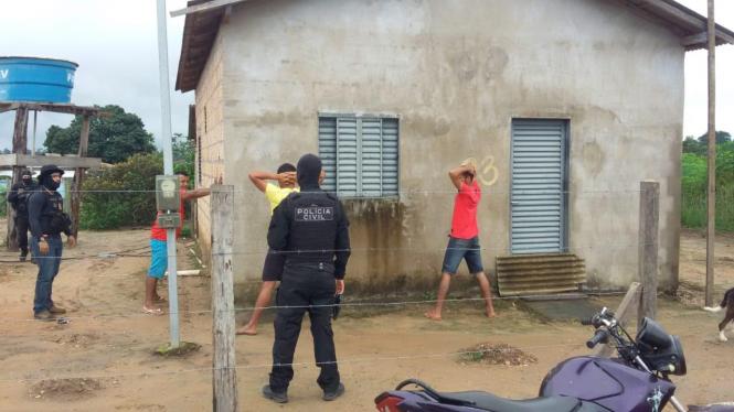 Nesta quarta-feira (27), a Operação Dionísio, realizada pela Polícia Civil do Pará, resultou na prisão de 10 pessoas no interior do Estado, nos municípios de Altamira (oeste paraense), com cinco presos; Redenção (no sudeste), três presos; Óbidos (no oeste), um preso, e Santo Antônio do Tauá (no nordeste), também com um preso. Eles respondem pelos crimes de tráfico de drogas, associação para o tráfico, porte ilegal de armas de fogo, homicídio e estupro.

FOTO: ASCOM / POLICIA CIVIL
DATA: 28.02.2019
BELÉM - PARÁ <div class='credito_fotos'>Foto: Divulgação / Policia Civil - Pará   |   <a href='/midias/2019/originais/a8c26d74-9236-4651-968a-6eb44b89c893.jpg' download><i class='fa-solid fa-download'></i> Download</a></div>