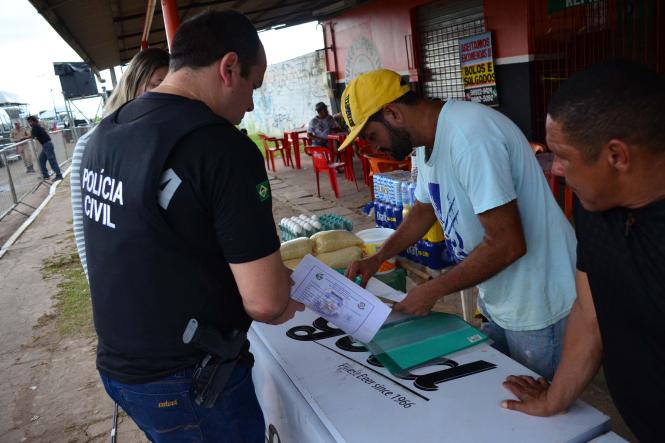 Com objetivo de coibir irregularidades e prevenir crimes e a violência durante o período do carnaval foi deflagrada, nesta terça-feira (5), no distrito de Outeiro, em Belém, a operação Pacificação, que consiste na vistoria de estabelecimentos que desempenham atividade comercial, como bares, lanchonetes, restaurantes, depósitos de bebidas, entre outros. Durante a fiscalização 11 bares foram autuados.
Na foto Jivago Ferreira

FOTO: ASCOM / ELIELSON MODESRO
DATA: 06.03.2019
OUTEIRO - PA <div class='credito_fotos'>Foto: Elielson Modesto / Ascom Segup   |   <a href='/midias/2019/originais/a8c7fde4-133e-4ce9-8172-a20db7fa2e37.jpg' download><i class='fa-solid fa-download'></i> Download</a></div>