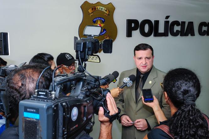 Em apenas um dia, 33 envolvidos em crimes foram presos pela Polícia Civil do Pará nesta sexta-feira (28), durante a Operação Hárpia, deflagrada na Região Metropolitana de Belém. No total, 120 policiais civis e militares saíram às ruas para cumprir mandados de prisão de foragidos de Justiça. No final da manhã, as informações sobre a operação foram repassadas em uma coletiva de imprensa, na sede da Delegacia-Geral de Polícia Civil. Presidida pelo delegado-geral Alberto Teixeira, a coletiva contou com a participação dos diretores de Polícia Metropolitana, delegado Marco Antônio Duarte; de Polícia Especializada, delegado Sérvulo Cabral; de Polícia do Interior, delegado José Humberto Melo, e da diretora de Atendimento a Grupos Vulneráveis, delegada Priscila Morgado.

FOTO: DIVULGAÇÃO POLICIA CIVIL
DATA: 28.02.2019
BELÉM - PARÁ <div class='credito_fotos'>Foto: Divulgação / Policia Civil - Pará   |   <a href='/midias/2019/originais/a9022b55-8293-4af5-aba1-6a31443e9045.jpg' download><i class='fa-solid fa-download'></i> Download</a></div>